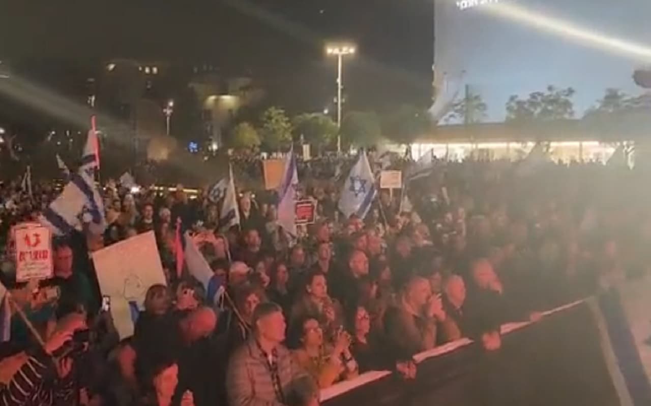 Israel: बेंजामिन नेतन्याहू सरकार के खिलाफ लोगों में भारी गुस्सा, 1 लाख से अधिक लोग उतरे सड़क पर