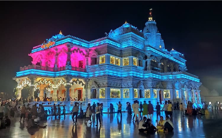 Krishna Janmashtami 2023 के मौके पर घूमें मथुरा-वृंदावन की इन गलियों में, यहां के फेमस फूड्स का भी लें स्वाद