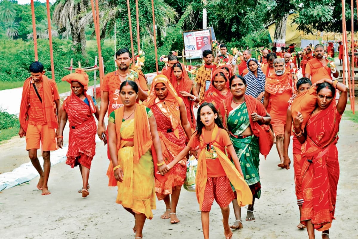 देवघर : मौसम ने दिया साथ, तो झूम कर चले कांवरिये, लग रहे बोलबम के जयकारे