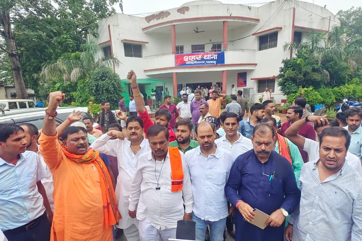 पलामू के युवक ने धर्म परिवर्तन कराकर विवाहिता से किया निकाह, सड़क पर उतरे विधायक, धरना पर बैठे पिता और भाई