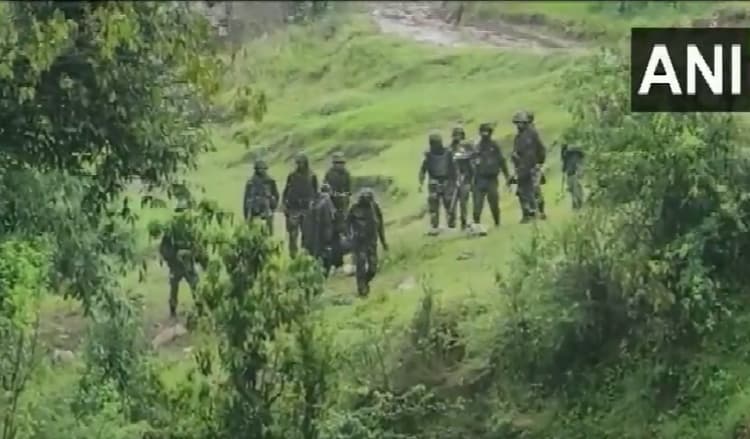 जम्मू-कश्मीर के पुंछ सेक्टर में सुरक्षा बलों ने तीन आतंकियों को पकड़ा, हथियारों का जखीरा बरामद