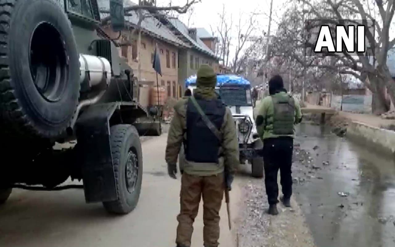 J&K Encounter: शोपियां मुठभेड़ में लश्कर से जुड़े तीन आतंकवादी ढेर, AK-47 राइफल और पिस्टल बरामद J&K Encounter: शोपियां मुठभेड़ में लश्कर से जुड़े तीन आतंकवादी ढेर, AK-47 राइफल और पिस्टल बरामद