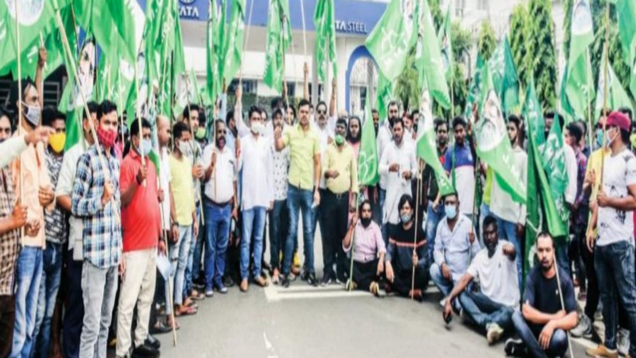 टाटा स्टील अप्रेंटिस में झारखंडियों की नियुक्ति काे लेकर JMM का प्रदर्शन, नया सर्कुलर जारी करने की मांग