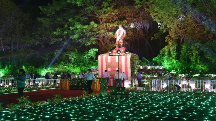 JN Tata Founder's Day: लाइफ@टाटा स्टील की थीम पर जगमग हुआ शहर, इस तारीख तक रहेगी लाइटिंग, देखें Photos