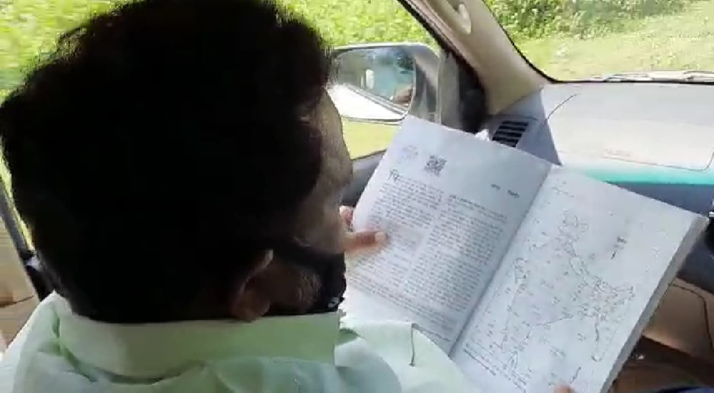 VIDEO: मैट्रिक पास शिक्षा मंत्री का चलता-फिरता स्टडी रूम आपने देखा क्या...