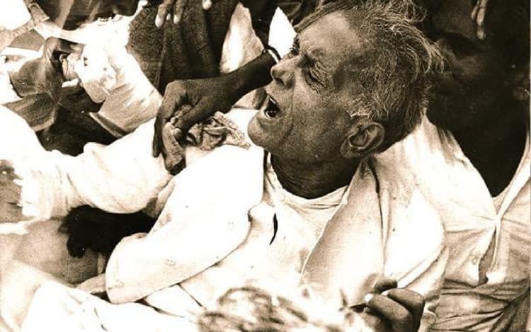 Jayaprakash Narayan: जब जेपी की अंत्येष्टि में संजय गांधी के साथ बन गयी थी धक्का-मुक्की की स्थिति