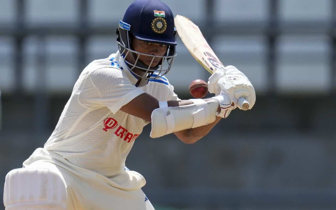 Watch: शतक जड़ने के बाद यशस्वी जायसवाल को कप्तान रोहित शर्मा ने लगाया गले, बचपन के कोच ने की जमकर तारीफ