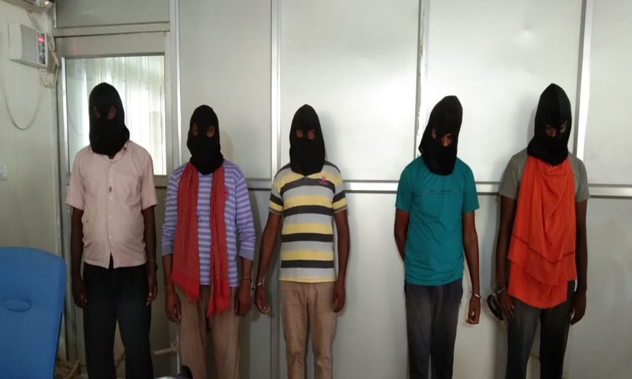 गिरफ्त में साइबर अपराधी, पुलिस ने पिता-पुत्र, दो सगे भाई सहित 5 को किया गिरफ्तार