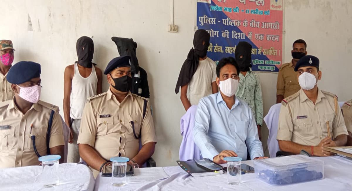 नकली पिस्टल दिखाकर रेलकर्मी से लूट मामले का जामताड़ा पुलिस ने किया खुलासा, 4 क्रिमिनल्स गिरफ्तार नकली पिस्टल दिखाकर रेलकर्मी से लूट मामले का जामताड़ा पुलिस ने किया खुलासा, 4 क्रिमिनल्स गिरफ्तार