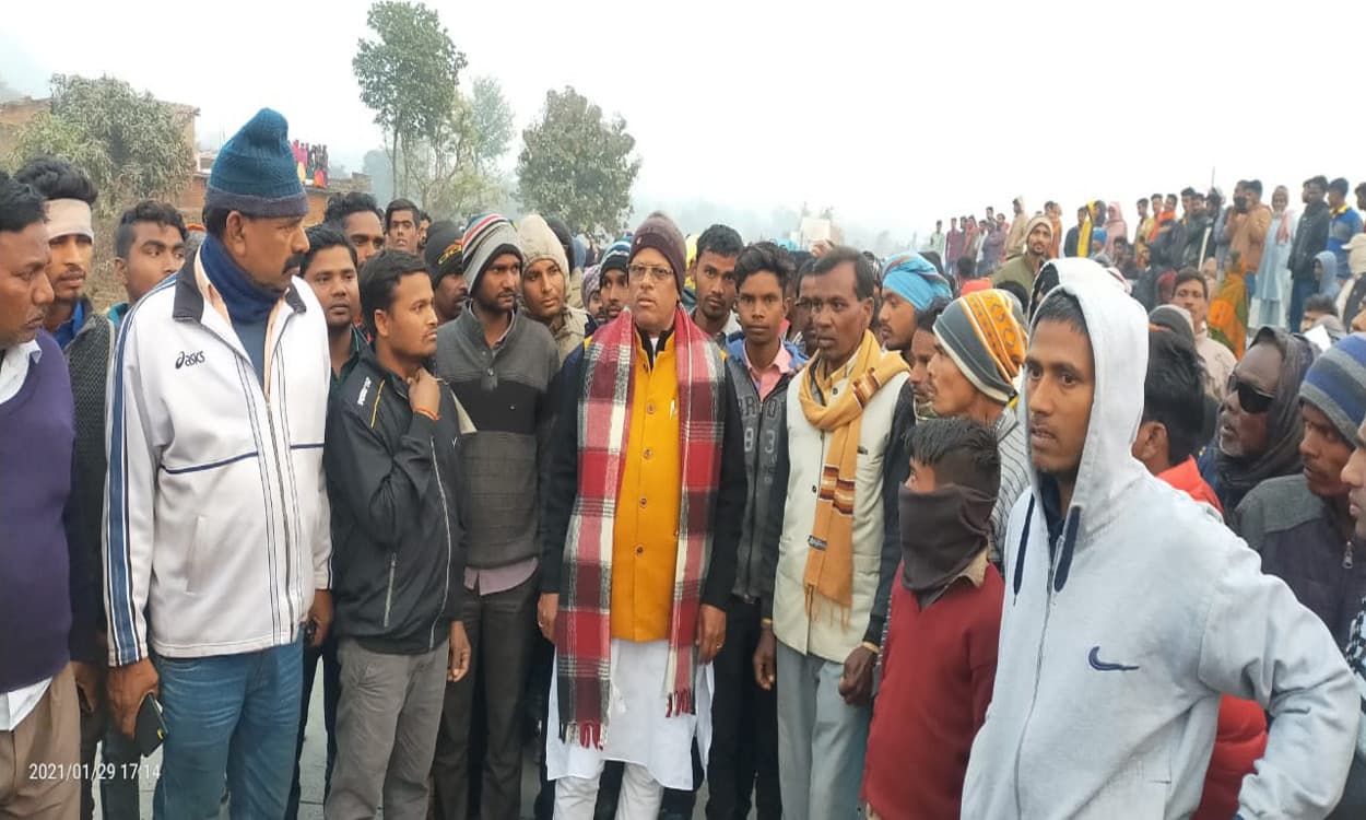 बरकट्ठा में सड़क दुर्घटना, महिला की मौत पर आक्रोशितों ने जीटी रोड को घंटों किया जाम