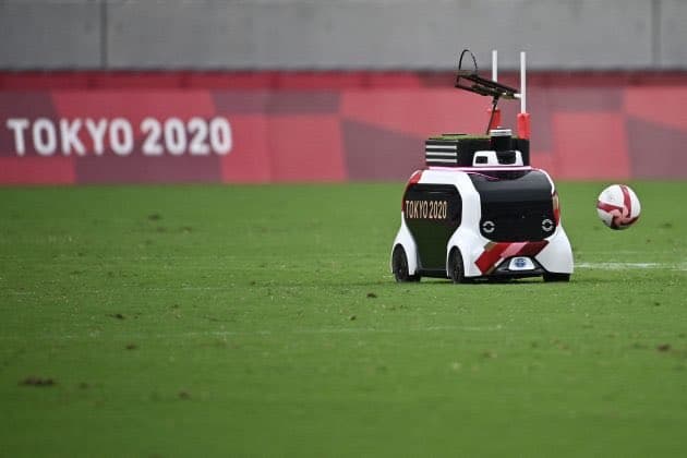 Olympics में जापान अपने रोबोटिक्स क्षमता कर रहा अनोखा इस्तेमाल, मैदान पर गेंद भी पहुंचा रहे रोबोट