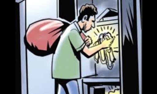 रामगढ़ में व्यवसायी के बंद घर का ताला तोड़कर नकद सहित लाखों के जेवरात की चोरी