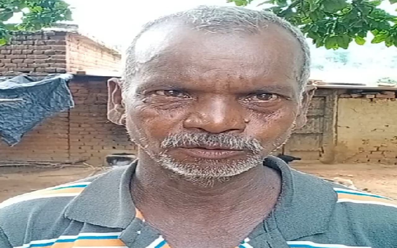 हजारीबाग के बड़कागांव में मनरेगा से योजना पास होने के बाद भी नहीं बना कुआं, 3 साल से भटक रहे झंडू महतो