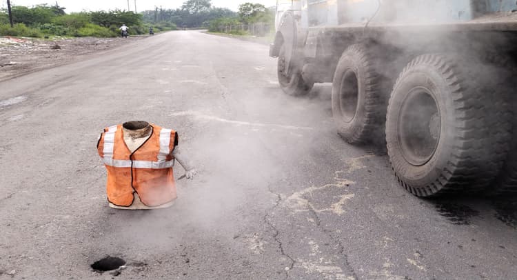 Jharkhand News: झरिया के केंदुआ मुख्य मार्ग पर बना तीन फीट का गोफ, गैस का हो रहा रिसाव, लोगों में दहशत