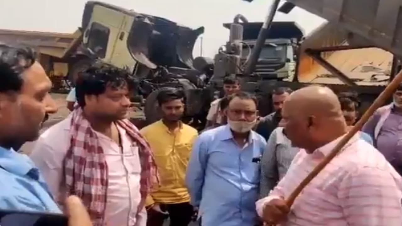 लाठी चलाने वाले झरिया इंस्पेक्टर पर चला विभागीय डंडा, बोकारो IG ने किया सस्पेंड