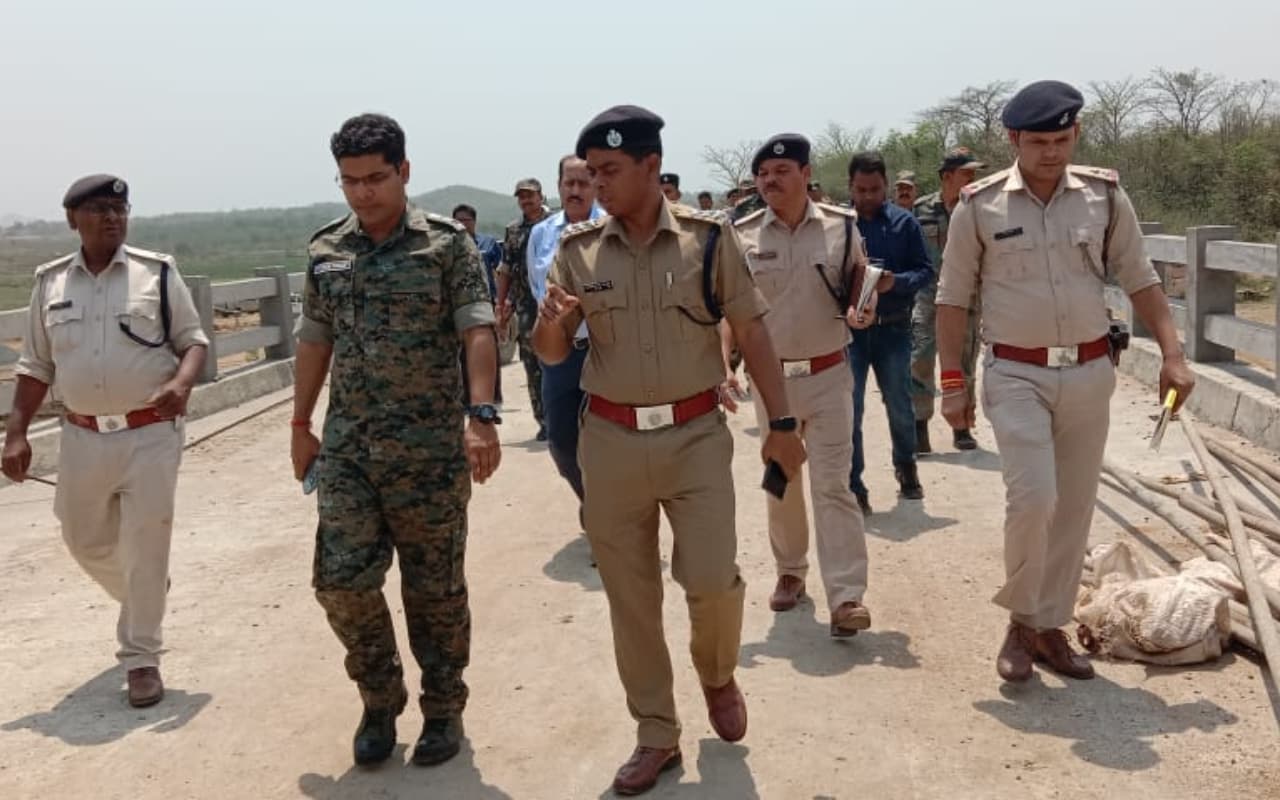 झारखंड में तीन घंटे के अंदर तीन घटनाएं, उग्रवादियों ने फूंके 10 से अधिक वाहन, की बमबाजी और आगजनी