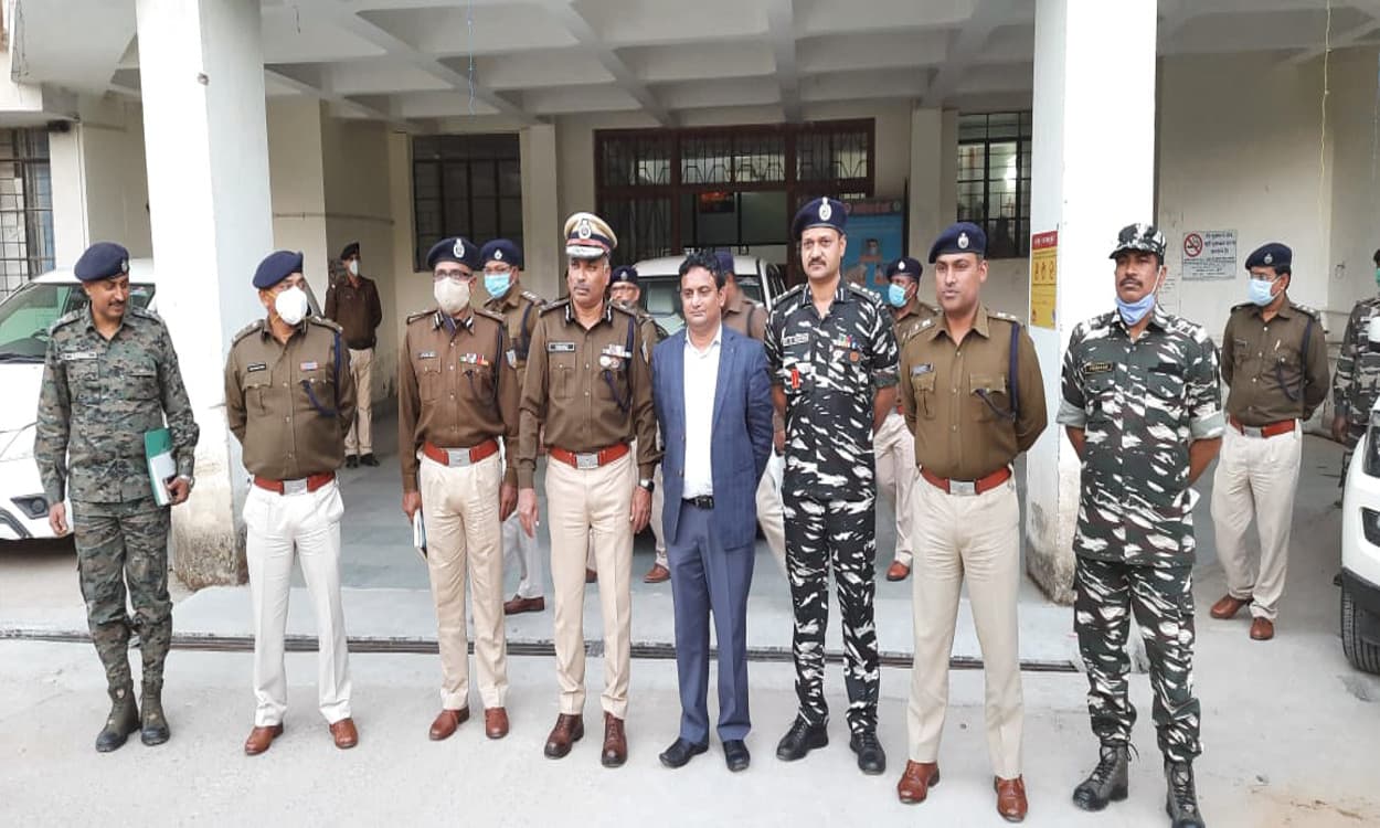 झारखंड DGP पहुंचे खूंटी, जिला पुलिस को मिला टास्क, नक्सल पर विशेष फोकस झारखंड DGP पहुंचे खूंटी, जिला पुलिस को मिला टास्क, नक्सल पर विशेष फोकस