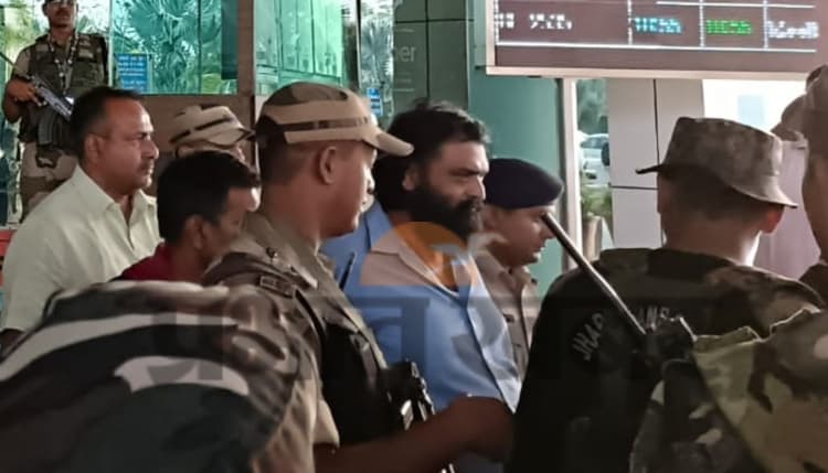 झारखंड के मोस्ट वांटेड नक्सली PLFI सुप्रीमो दिनेश गोप को NIA ने किया गिरफ्तार, कड़ी सुरक्षा में रांची पहुंचा