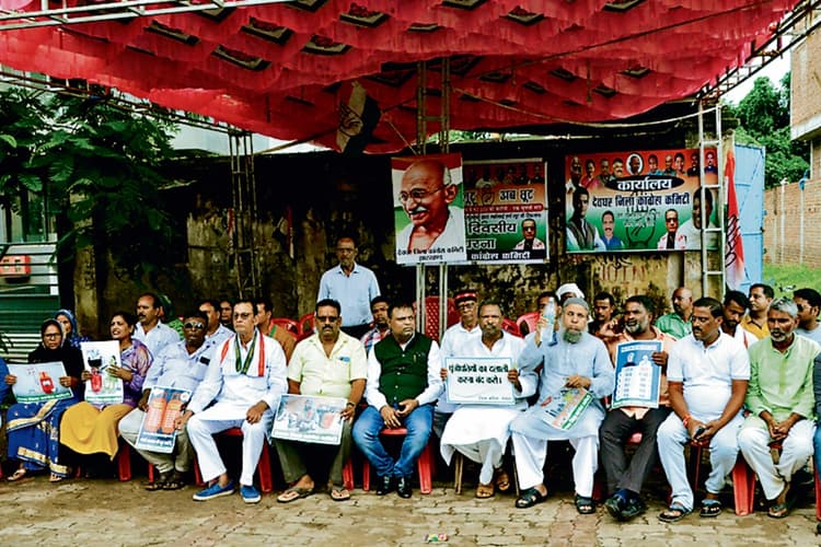 रसोई गैस का दाम कम करना चुनावी स्टंट, जनता सिखायेगी सबक: कांग्रेस