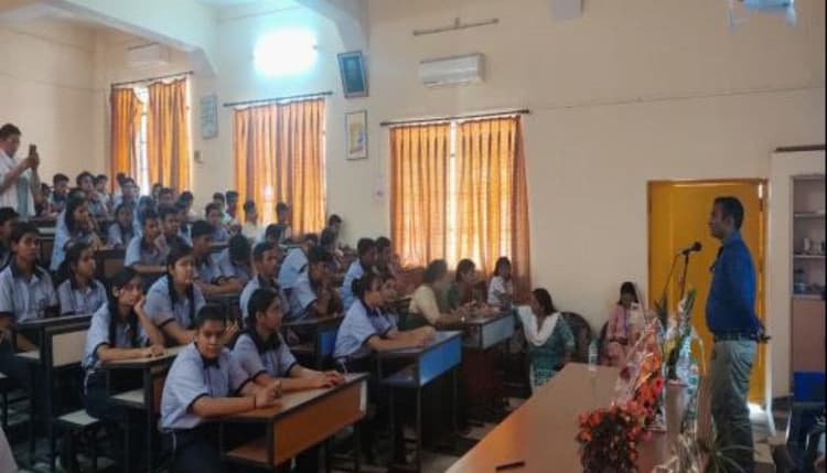 स्मार्टफोन और सोशल मीडिया की डिजिटल दुनिया में लॉग-इन या लॉक-इन? रांची में स्कूल जागरूकता कार्यक्रम