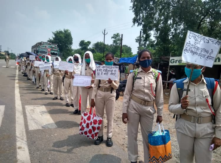 आंदोलित झारखंड के सहायक पुलिसकर्मी सड़क पर उतरे, बोकारो से रांची के लिए शुरू किया पैदल मार्च