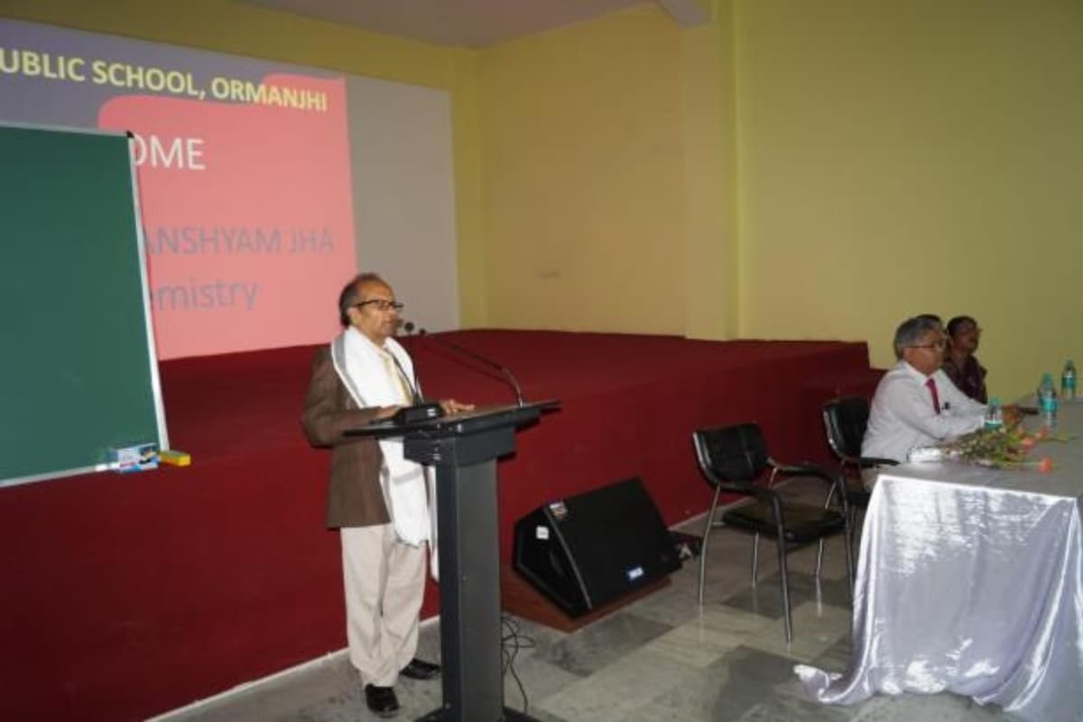 देवघर के घनश्याम झा बने युवाओं के आइकॉन, 100 स्कूलो में फ्री पढ़ाने का है आंकड़ा, जगा रहे शिक्षा का अलख