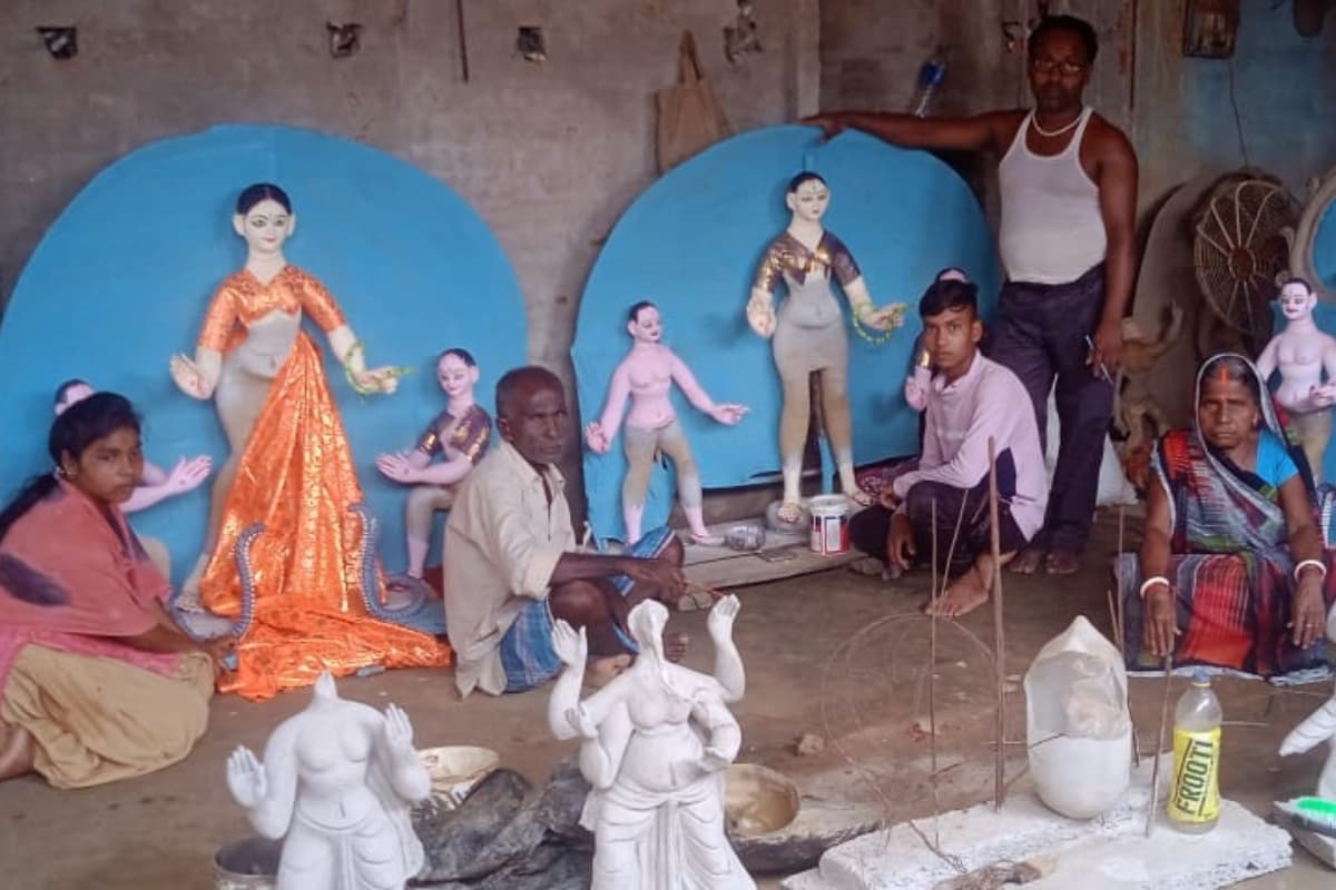 झारखंड : इस गांव में ऐसा परिवार, जहां बच्चे से बूढ़े सभी सदस्य हैं कलाकार