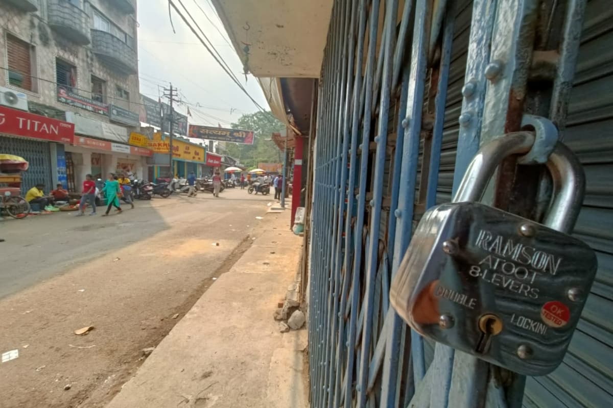 PHOTOS: धनबाद में दिख रहा बंद का असर, दुकानों से लेकर मॉल तक लटके हैं ताले, सड़कें सुनसान PHOTOS: धनबाद में दिख रहा बंद का असर, दुकानों से लेकर मॉल तक लटके हैं ताले, सड़कें सुनसान