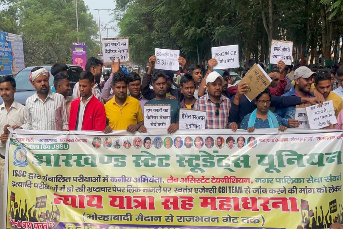 JSSC परीक्षा में गड़बड़ी की सीबीआई जांच की मांग, राजभवन तक छात्रों ने निकाला अधिकार मार्च
