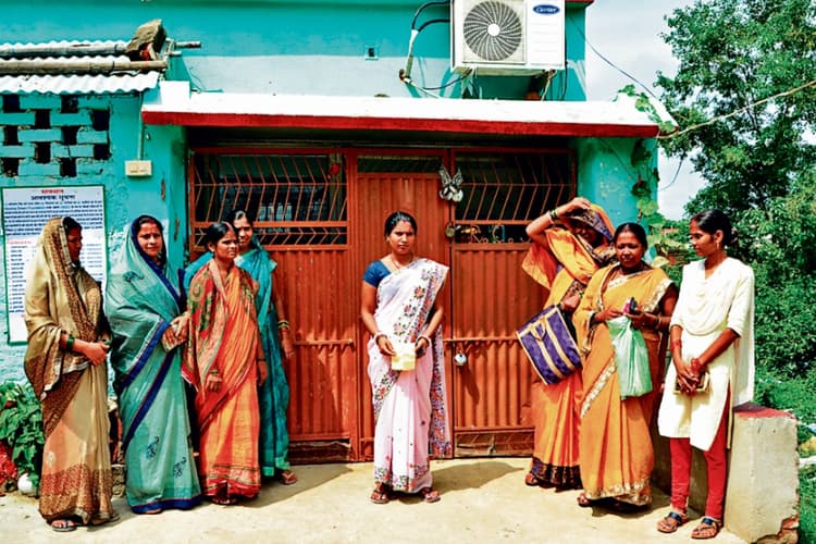 देवघर : रुपये डबल करने का झांसा देकर लाखों की ठगी, शिकार महिलाओं ने संस्था के ऑफिस में जड़ा ताला, कर्मी फरार