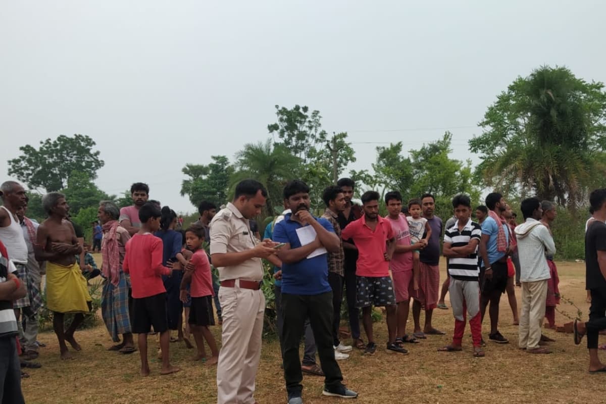 देवघर में फर्नीचर दुकानदार की हत्या, पत्थर से कूच दिया चेहरा, तीन लड़कों की तलाश में पुलिस