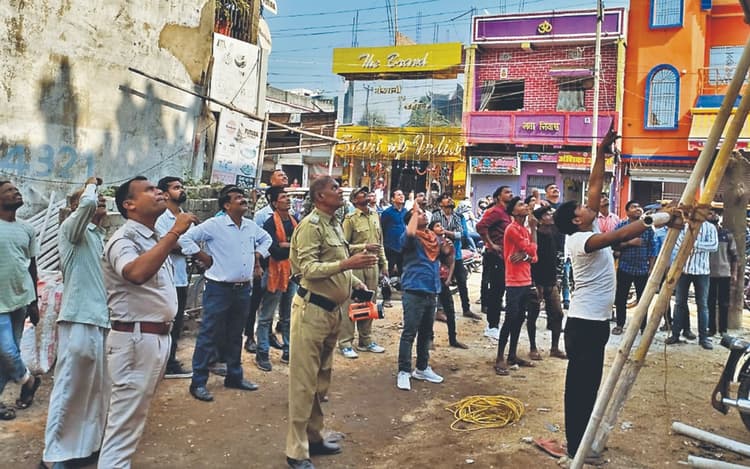 गोड्डा : शॉर्ट सर्किट से इलेक्ट्रॉनिक दुकान में लगी आग, दमकल कर्मी को बहुत मुश्किल से मिली सफलता