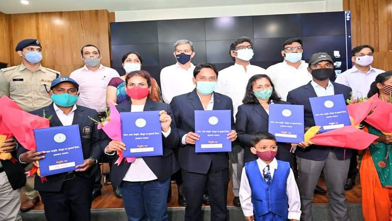 टोक्यो ओलंपिक में भाग लेने वाले झारखंडी खिलाड़ियों पर हुई पैसों की बरसात, हेमंत सरकार ने दर्जनों को दी नौकरी