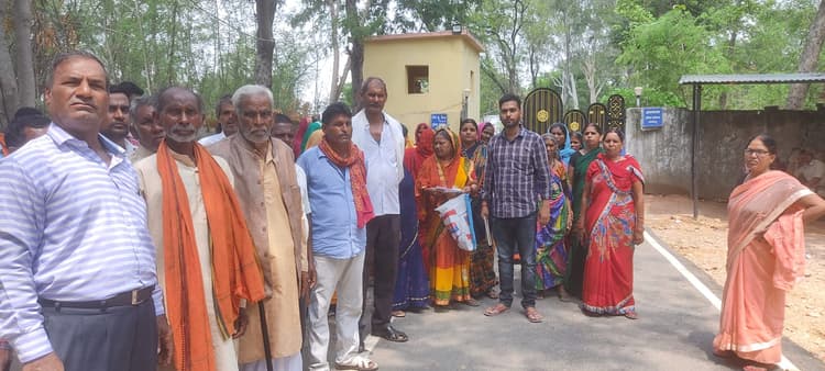 Jharkhand: ग्रामीणों ने घेरा पलामू एसपी आवास, कहा हम पर दर्ज मुकदमा झूठा