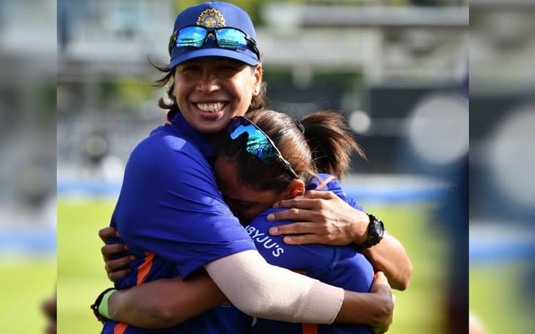 झूलन गोस्वामी के विदाई मैच में अपने आंसू नहीं रोक पायी कप्तान हरमनप्रीत कौर, देखें VIDEO
