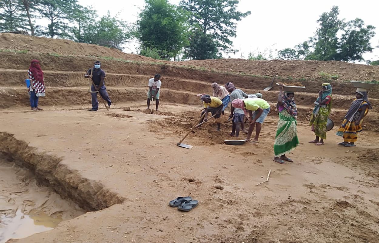 मनरेगा में फर्जीवाड़ा : कागज पर काम दिखा कर करोड़ों की निकासी, पाबंदी के बाद भी मशीन से हुआ काम