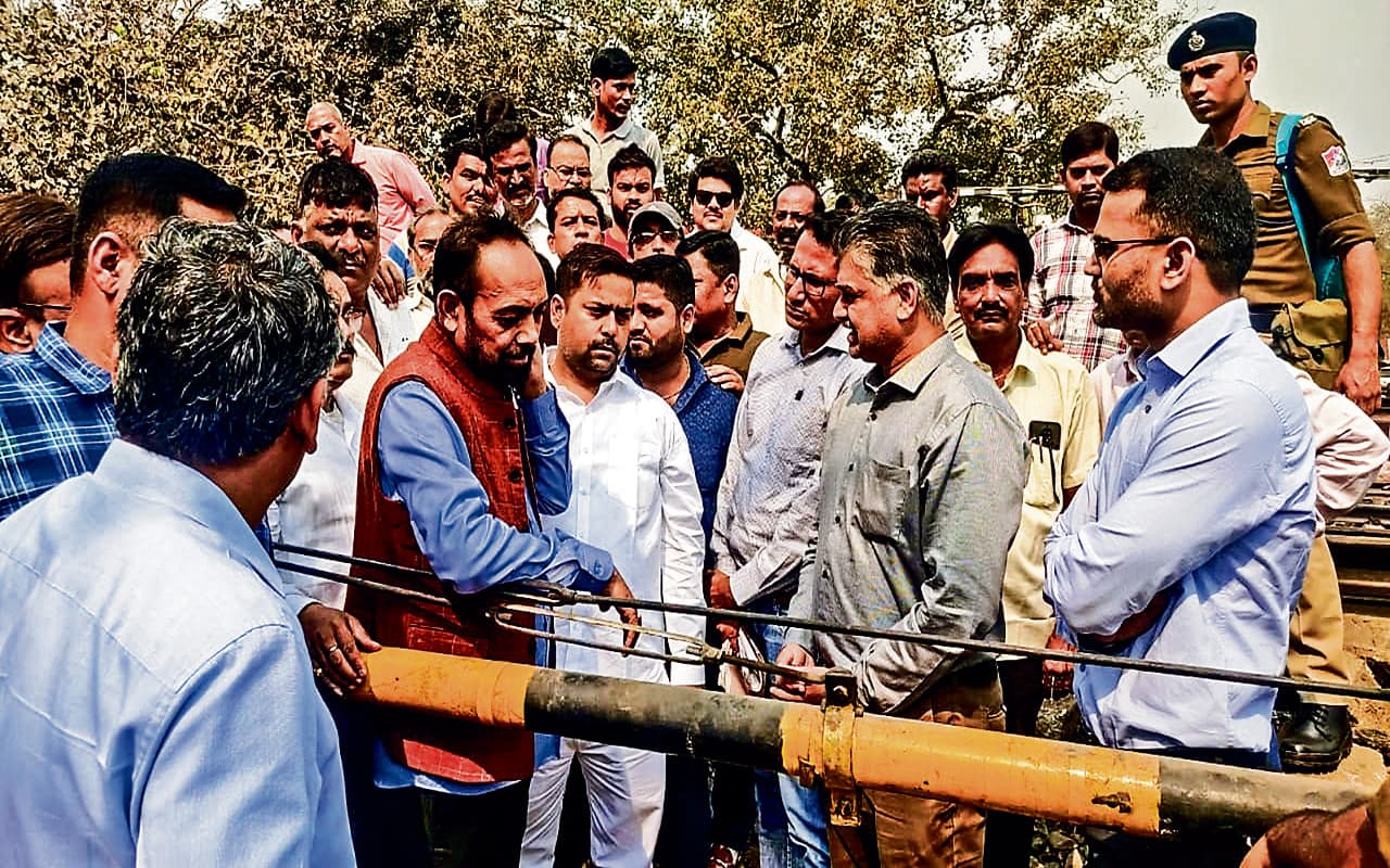 Jharkhand News: जमशेदपुर के जुगसलाई में बनेगा फुट ओवरब्रिज, लोगों को पैदल रेलवे ट्रैक पार करने से मिलेगी राहत Jharkhand News: जमशेदपुर के जुगसलाई में बनेगा फुट ओवरब्रिज, लोगों को पैदल रेलवे ट्रैक पार करने से मिलेगी राहत