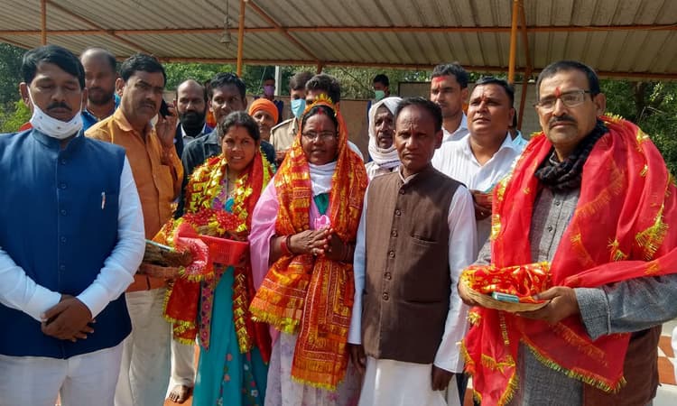 चुनाव जीतने के बाद मां भद्रकाली मंदिर में बाराचट्टी की विधायक ने टेका मत्था, जनता का किया आभार व्यक्त