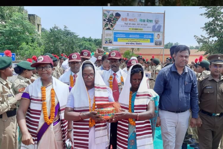 आजादी का अमृत महोत्सव: कलश यात्रा में शामिल शहीदों की पत्नियां सम्मानित, वीरांगनाओं ने शिला फलक का किया अनावरण