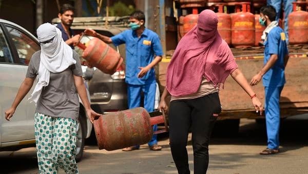 LPG Price Today: एलपीजी सिलेंडर आज से हो गया है सस्ता, एक जनवरी से पहले ही आई खुशखबरी