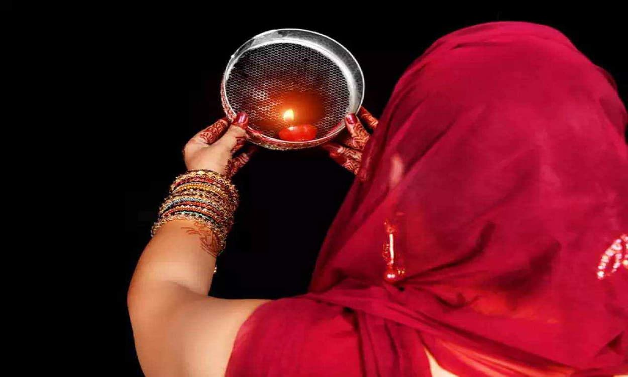 Karwa Chauth Vrat Katha: करवा चौथ व्रत पूजा के समय जरूर पढ़ें ये व्रत कथा, इसके बिना पूजा रह जाती है अधूरी