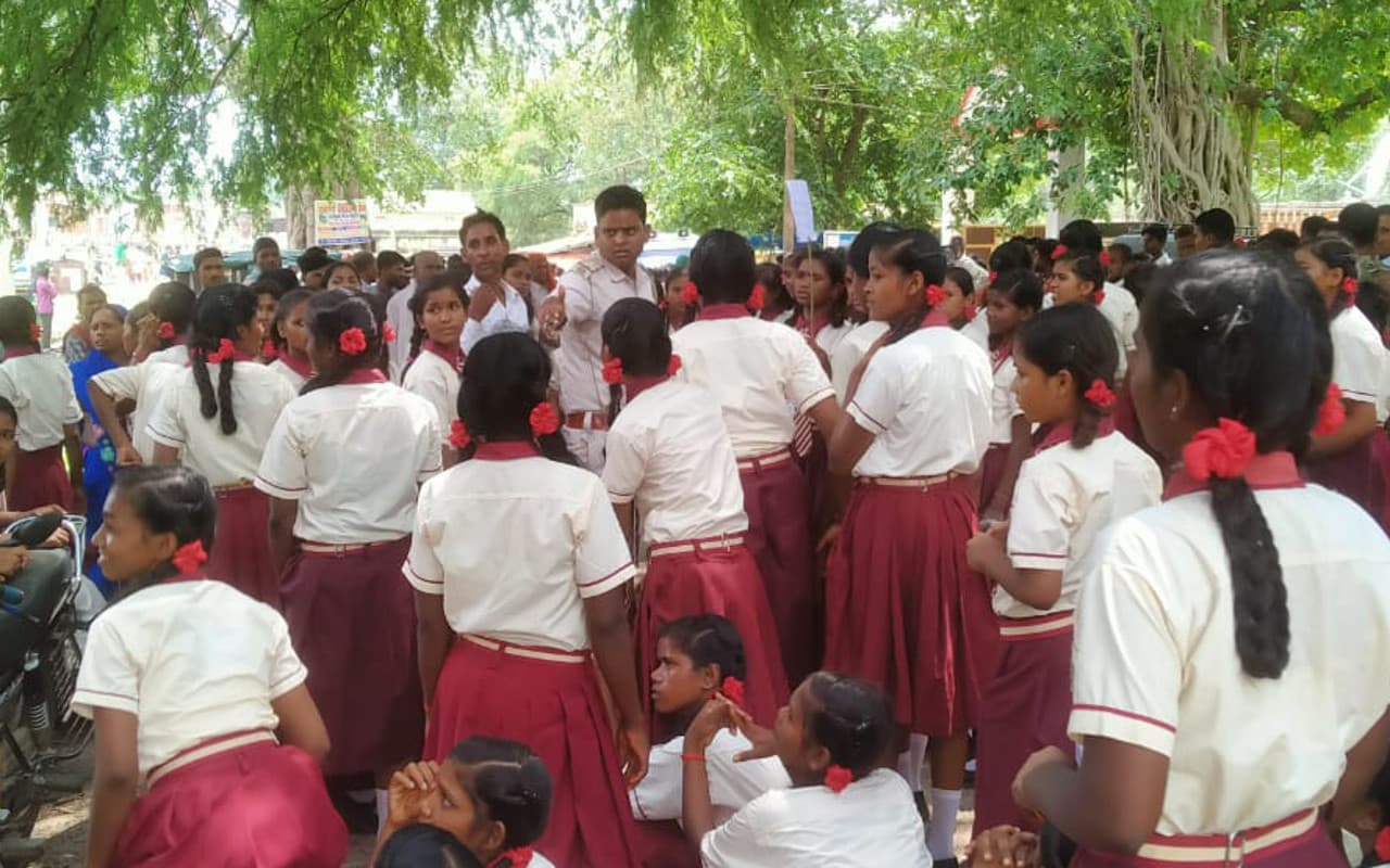 वार्डेन के समर्थन में गढ़वा के धुरकी प्रखंड पहुंची कस्तूरबा विद्यालय की छात्राएं, जानें पूरा मामला
