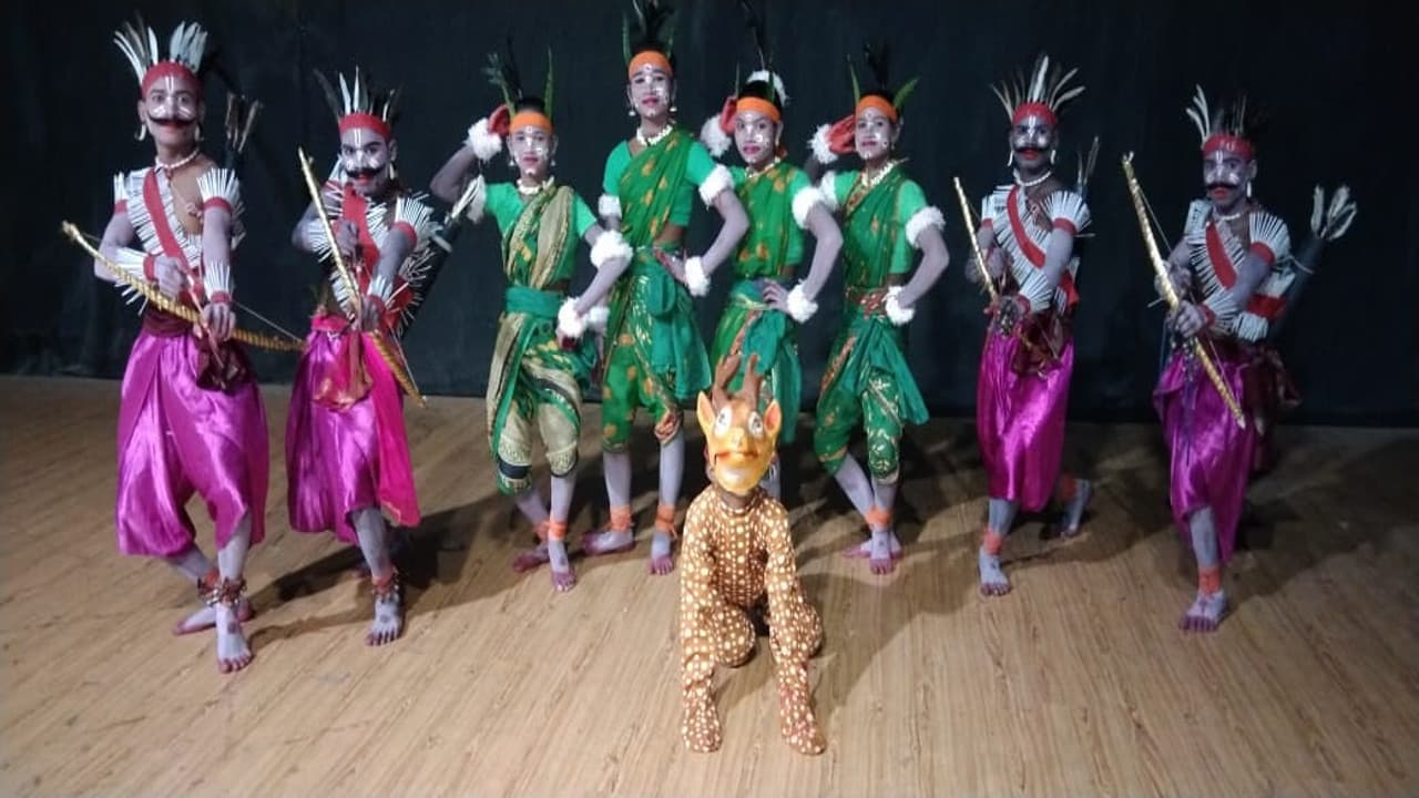 खरसावां के कलाकारों ने यूपी के प्रयागराज में बांधा समां, शिकारी नृत्य के जरिये वन्य जीव संरक्षण का दिया संदेश