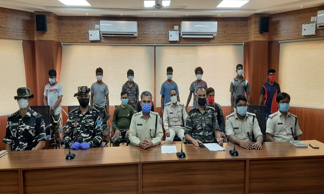 खूंटी में 5 लाख का ईनामी नक्सली जीतराय समेत 7 गिरफ्तार, कई हथियार बरामद