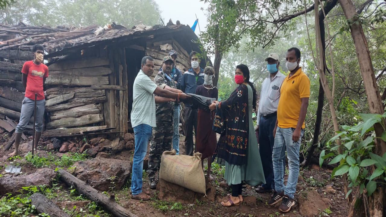 पश्चिमी सिंहभूम के किरीबुरू में गरीब बुजुर्ग महिला के उजड़े आशियाना को दोबारा बनाने में मददगार बना पुलिस-प्रशासन, हाथों-हाथ मिली सहायता