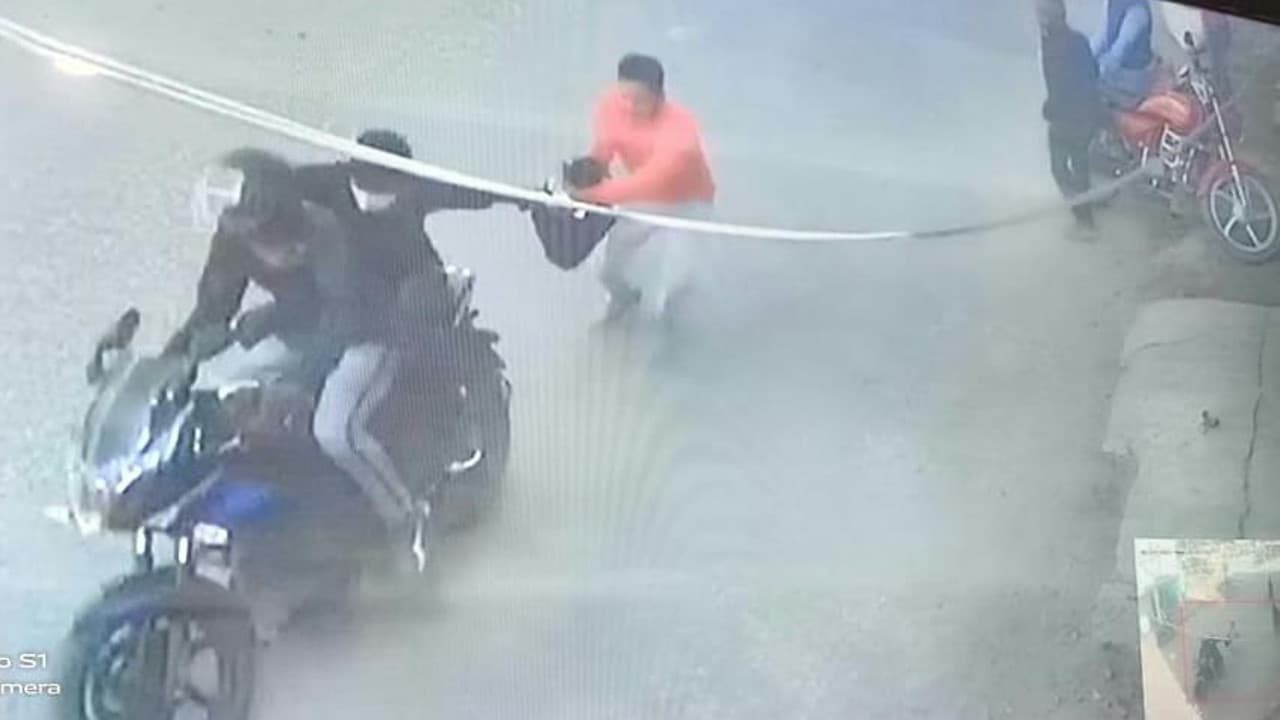 Jharkhand Crime News : कोडरमा के डोमचांच में दिनदहाड़े आभूषण व्यवसायी से लाखों के जेवरात लूटे, पूरी वारदात CCTV में हुई कैद