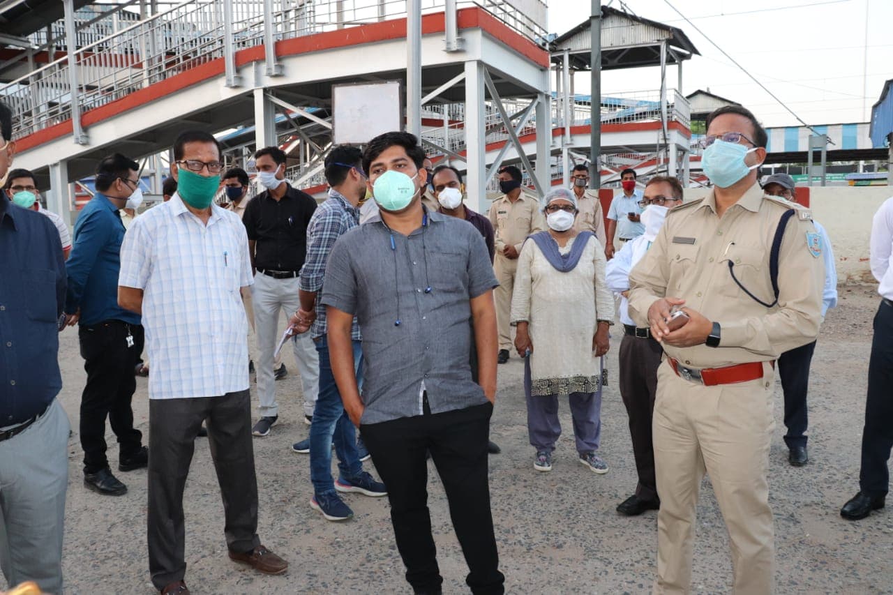 कोडरमा स्टेशन पर ट्रेन से आयेंगे प्रवासी, तैयारी शुरू, DC-SP ने लिया जायजा, दिए कई निर्देश