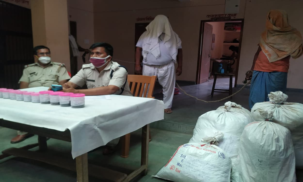 झुमरीतिलैया में करीब 7 लाख रुपये का 62 किलो गांजा बरामद, सगे भाई गिरफ्तार