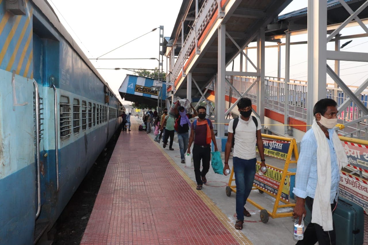 आंध्र प्रदेश के नागुलपल्ली से झारखंड के 1602 प्रवासियों को लेकर कोडरमा पहुंची श्रमिक स्पेशल ट्रेन