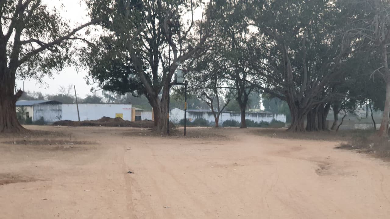 Jharkhand Crime News : झुमरीतिलैया में गौशाला की जमीन मापने गये अंचल कर्मियों से दुर्व्यवहार, फाड़े कागजात